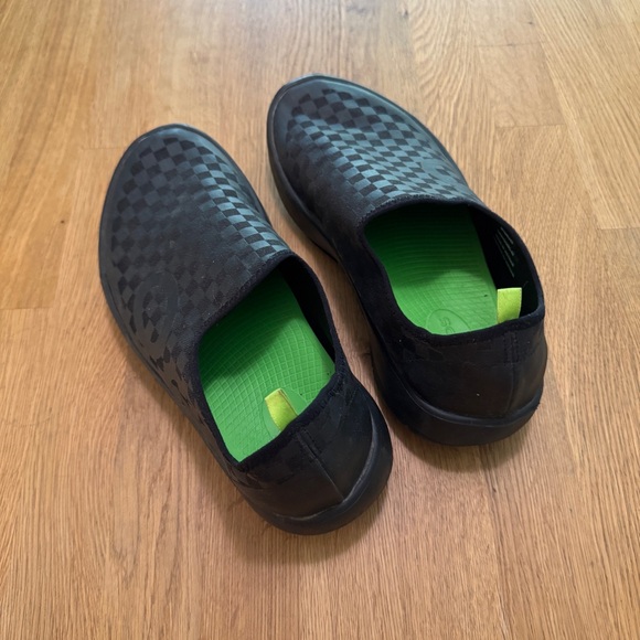 OOFOS OOmg Men's 10 eeZee Black Check Slip On Sneakers - Picture 2 of 9